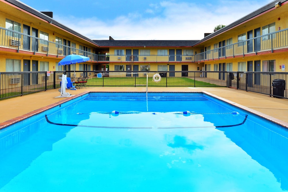 Castle Inn & Suites By OYO Chickasha in CHICKASHA - OK