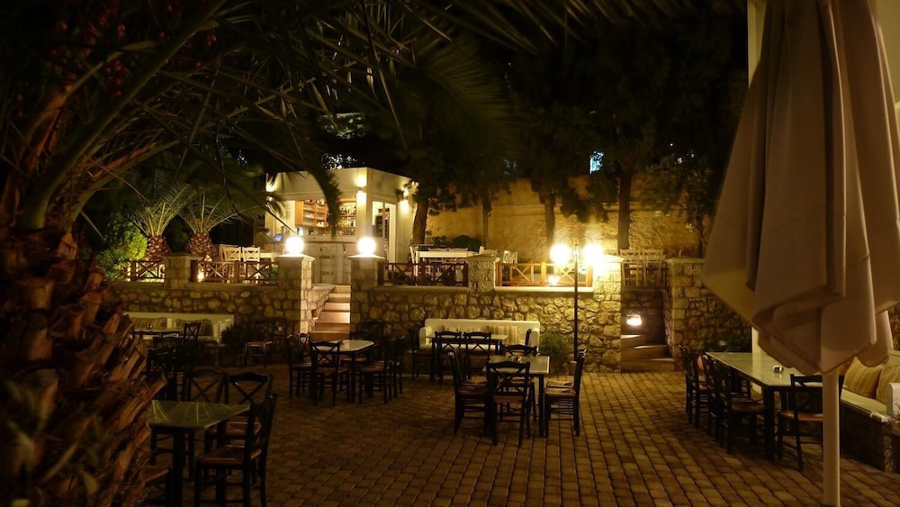 Oasis Hotel 15/25