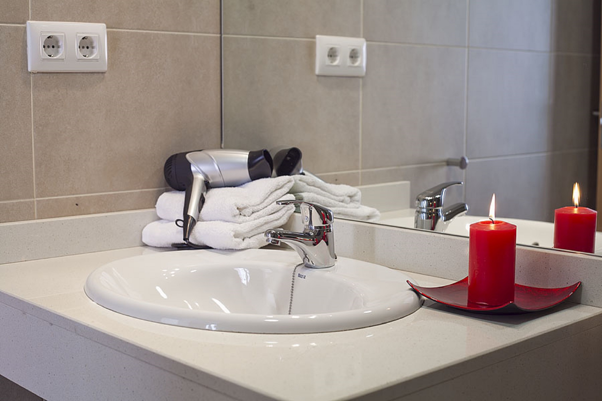 Charmsuites Paralel 23/25