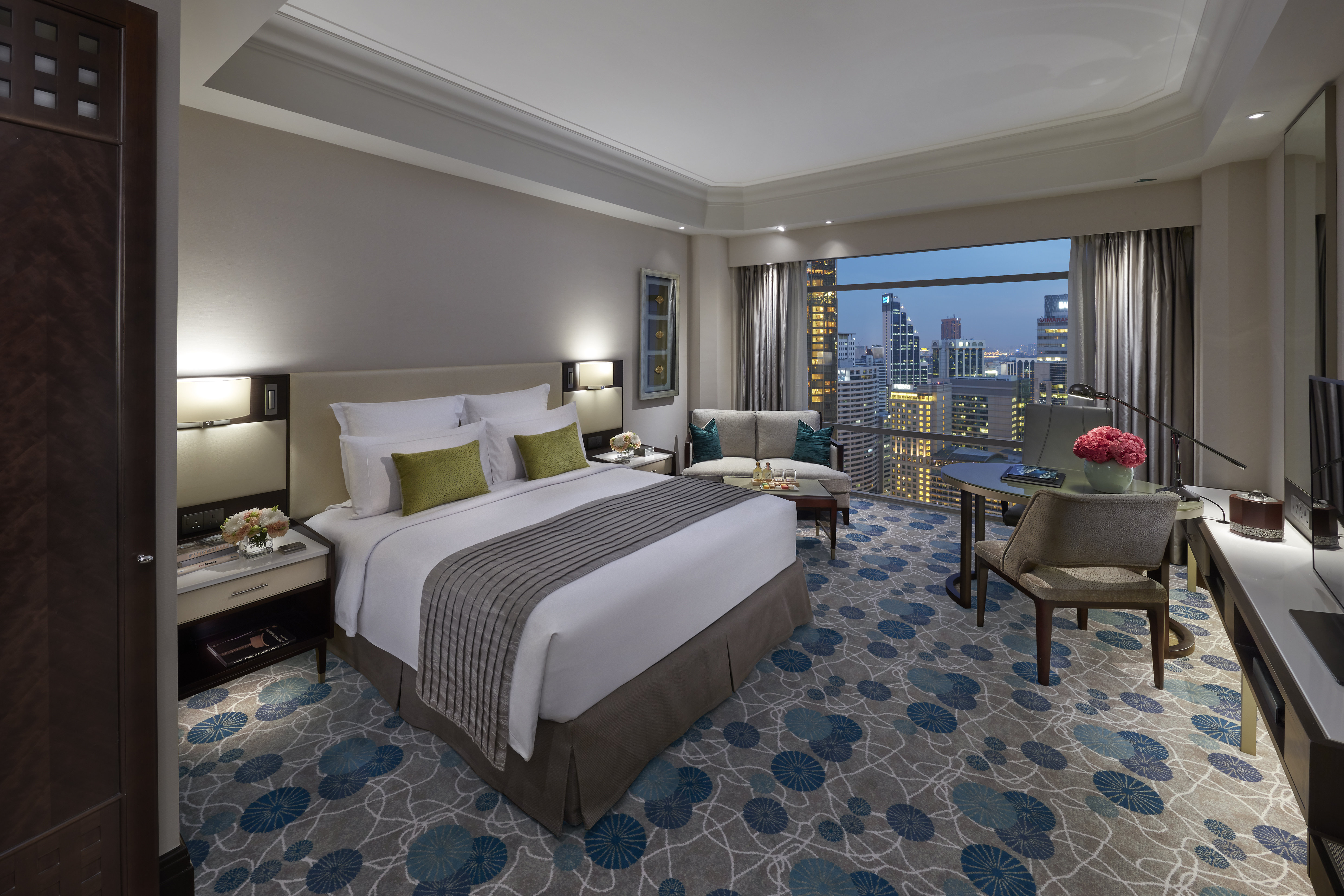 CLUB, DELUXE, KING BED, CITY VIEW