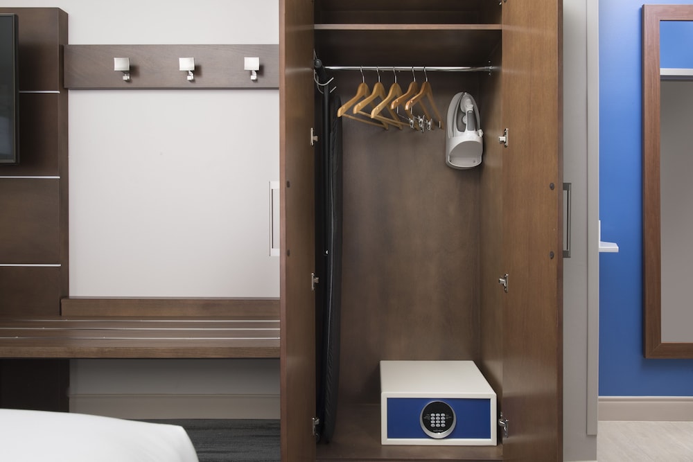 Holiday Inn Express & Suites San Antonio North - Windcrest 15/36