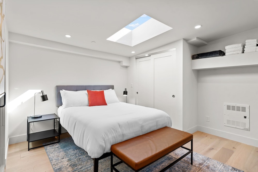 LOFT, PREMIUM, QUEEN BED