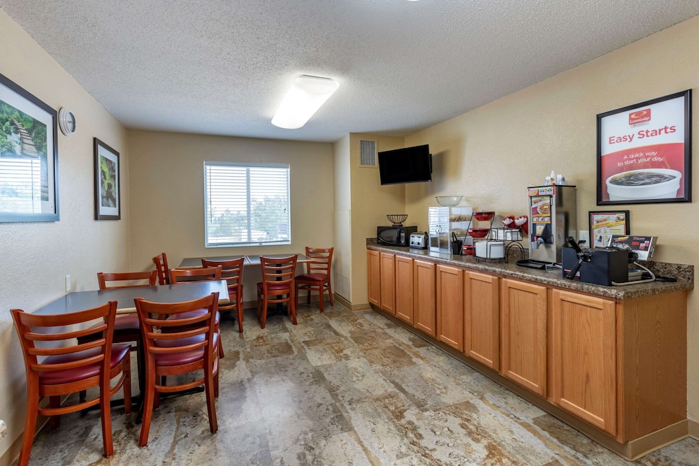 Econo Lodge Belle Fourche, SD 27/36