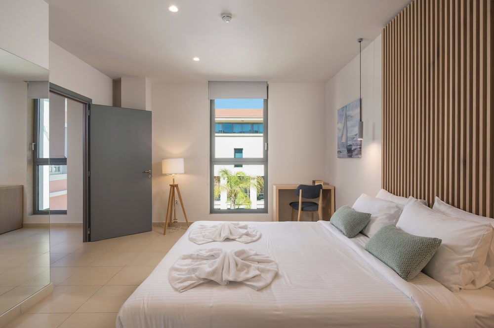 2 BEDROOMS, SUITE