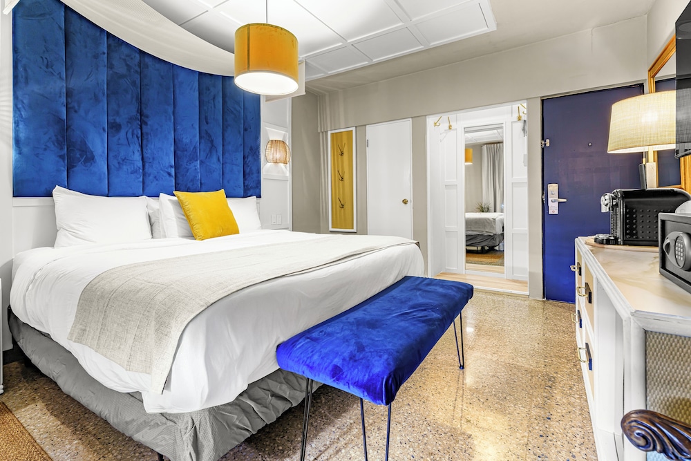 Standard, King Bed, Lagoon View, Balcony