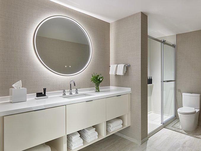 غرفة بريميوم بسرير كينج بشرفة، One Washington Circle DC, Tapestry Collection by Hilton 2/2
