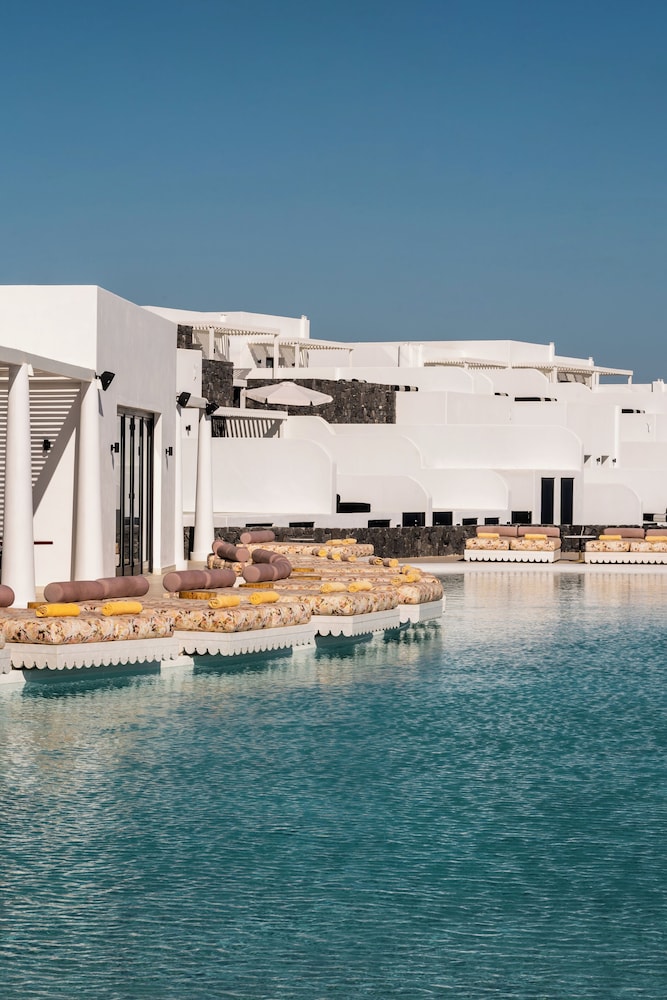 Cresanto Luxury Suites 56/60