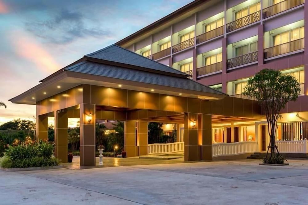 Swan Lake Hotel Sattahip 3/23