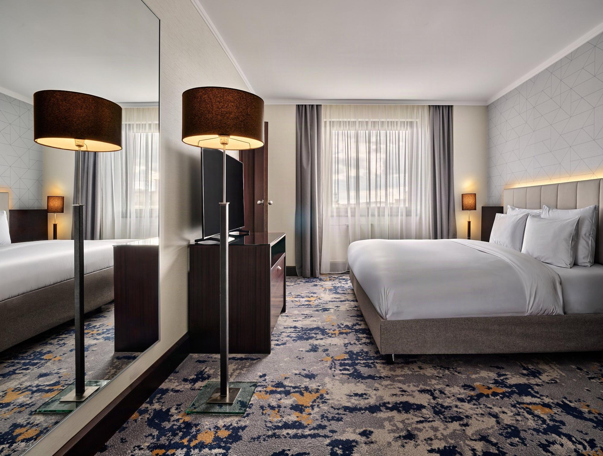 1 Bedroom, Business, Suite, Living and Dining Areas