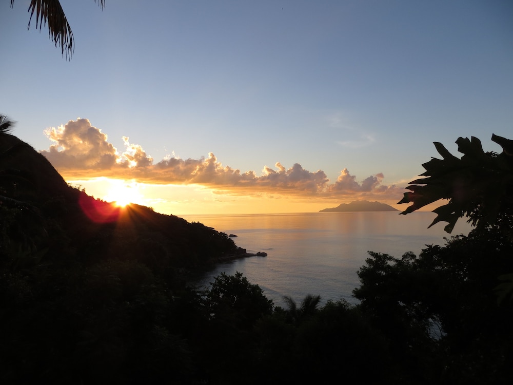 Treasure Cove Hotel 52/58