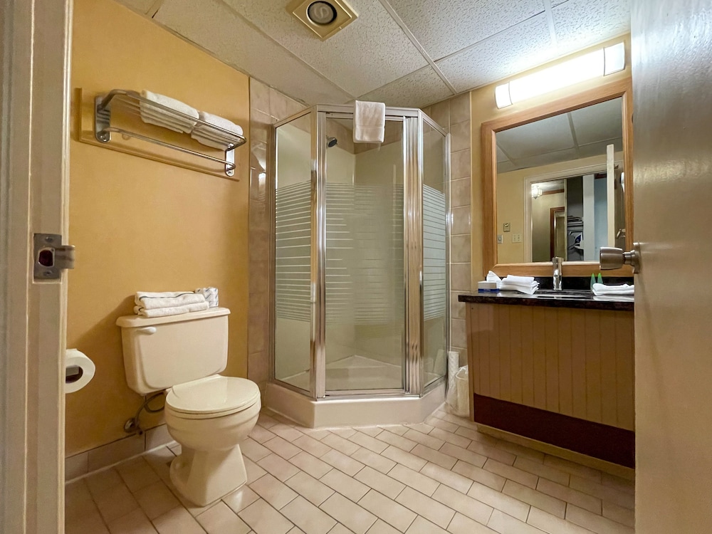 Super 8 by Wyndham Gananoque - Country Squire Resort 45/88