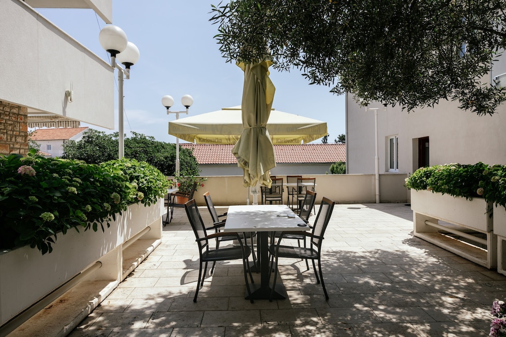 Pharia Aparthotel 58/61