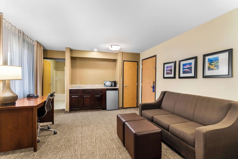 Comfort Inn & Suites Greeley, CO 31/54