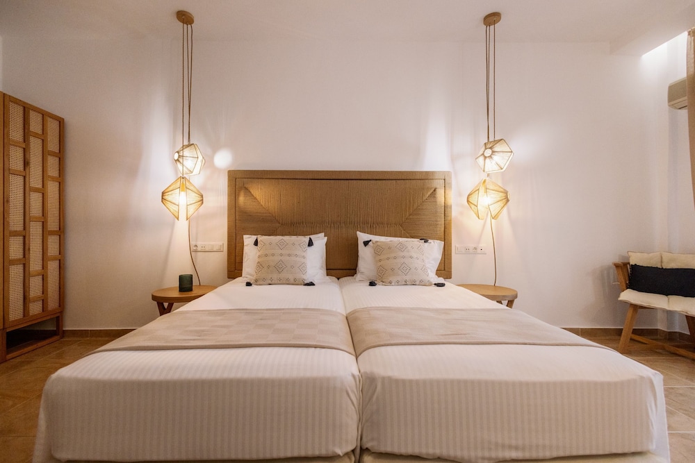 Ariadne Hotel 24/74