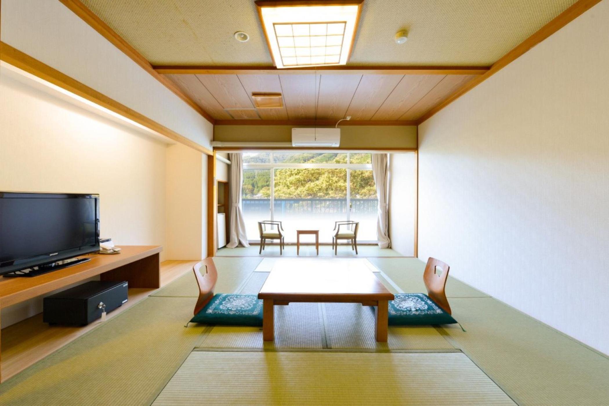 Japanese, Economy, 3 Futon Beds, Indoor Bath