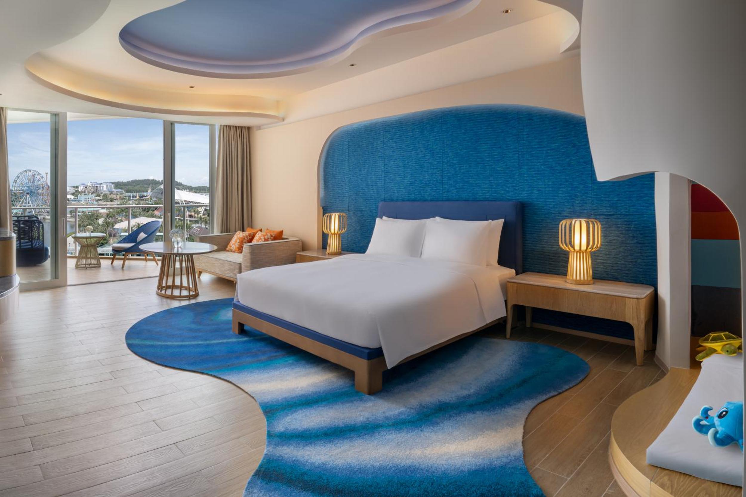 Family, King Bed, Theme Park View