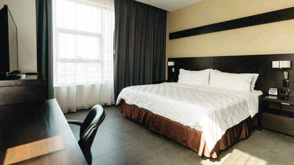 Standard, King Bed, Living Area, Club Floor, Accessible