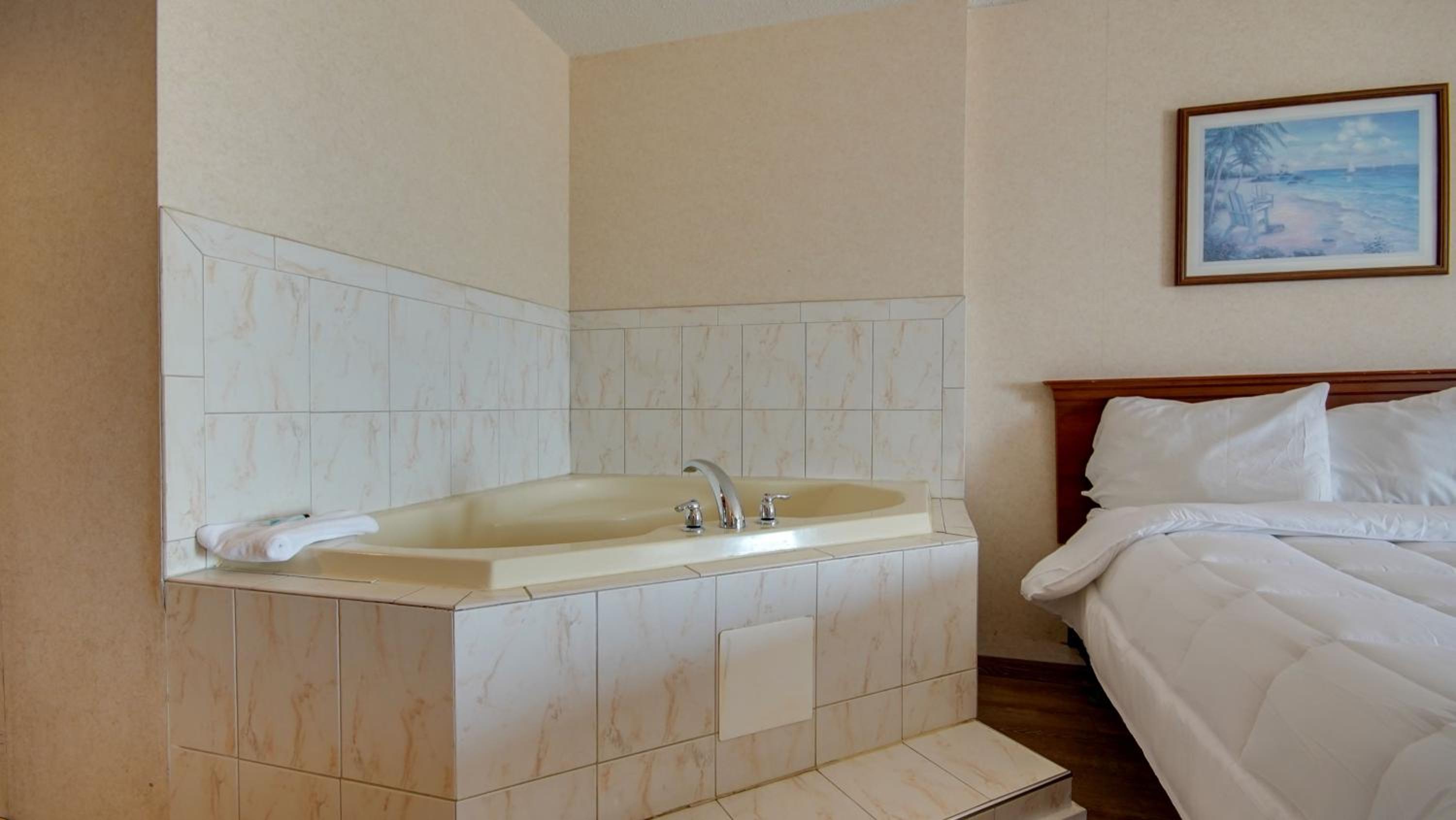 Room, 2 Queen Beds, Side View, Hot Tub، Ocean 1 Hotel and Suites 5/10