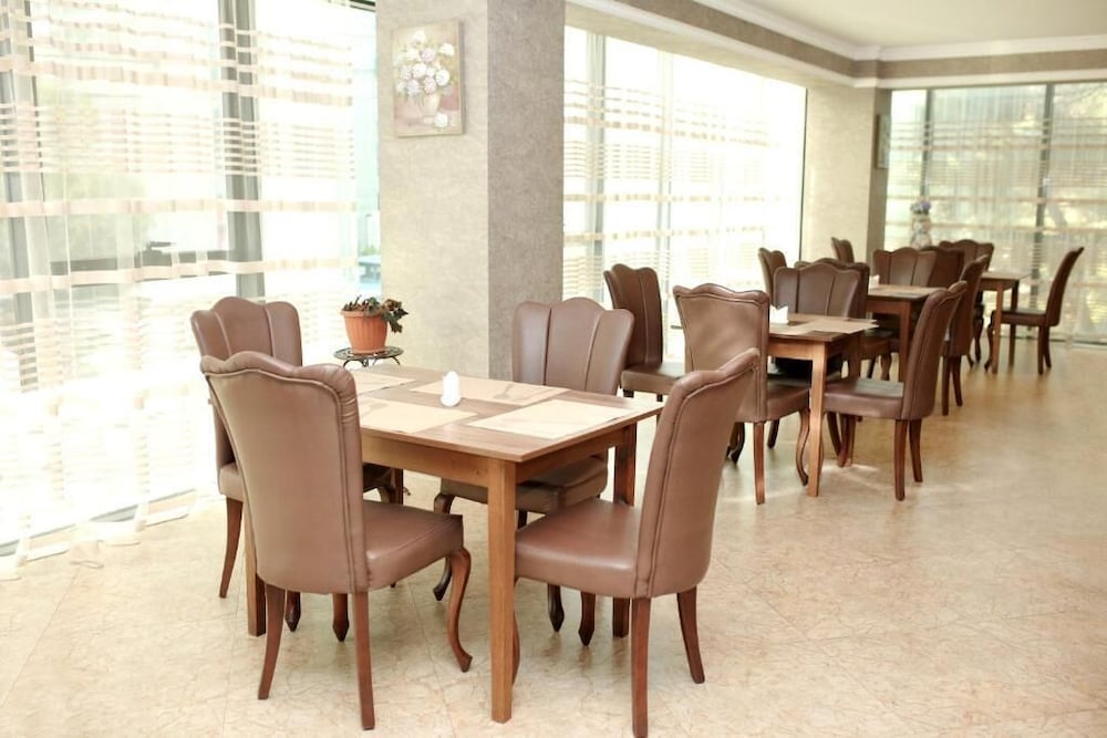 L PLAZA HOTEL 51/63