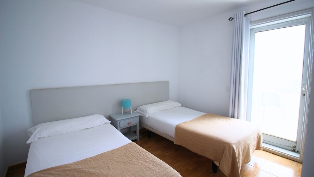 Neptuno Suites - Only Adults 15/50