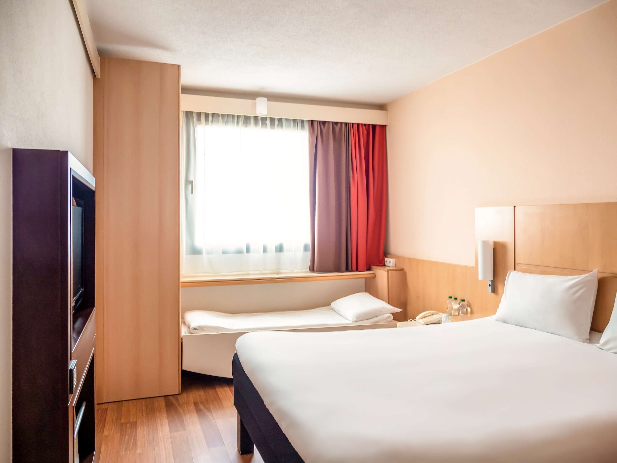 ROOM, 3 BEDS