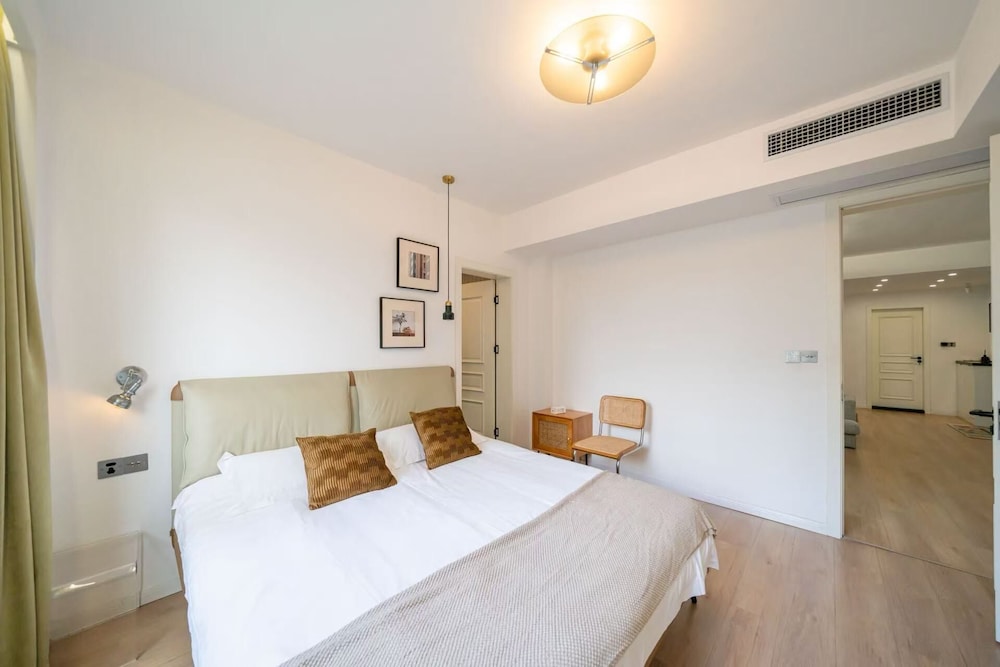 Senior, Apartment, 2 Queen Beds، Book and Bed-People's Square 4/10