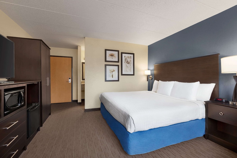Baymont By Wyndham Owatonna 25/59