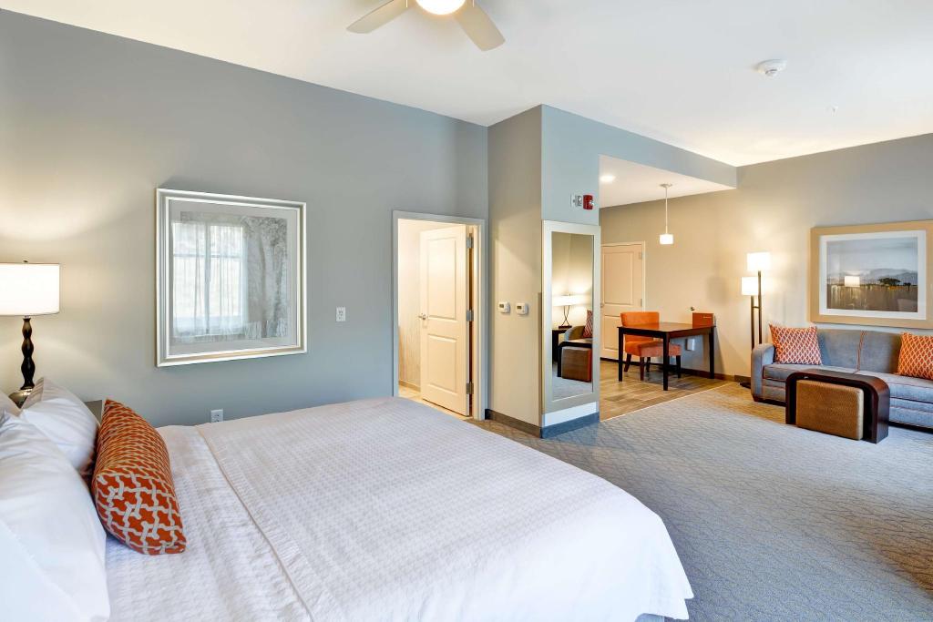 Studio, King Bed, Sofa, Accessible
