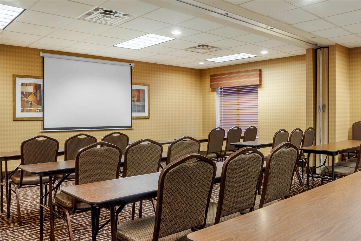 Sleep Inn and Suites Airport Milwaukee WI 31/38