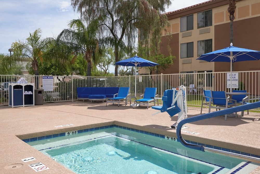 Holiday Inn Express Scottsdale North 38/40