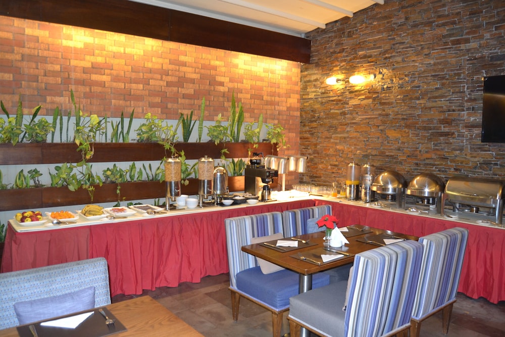 THE J HOTEL AND SPA 22/27