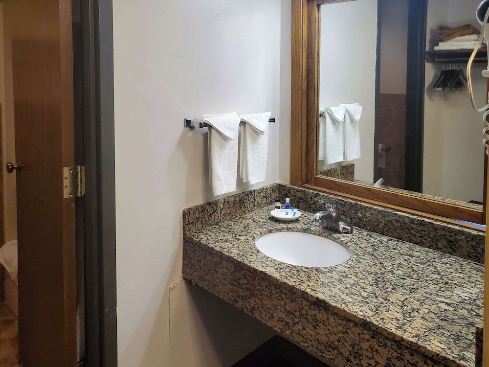 جناح بسرير كينج، Rodeway Inn McPherson East 2/3
