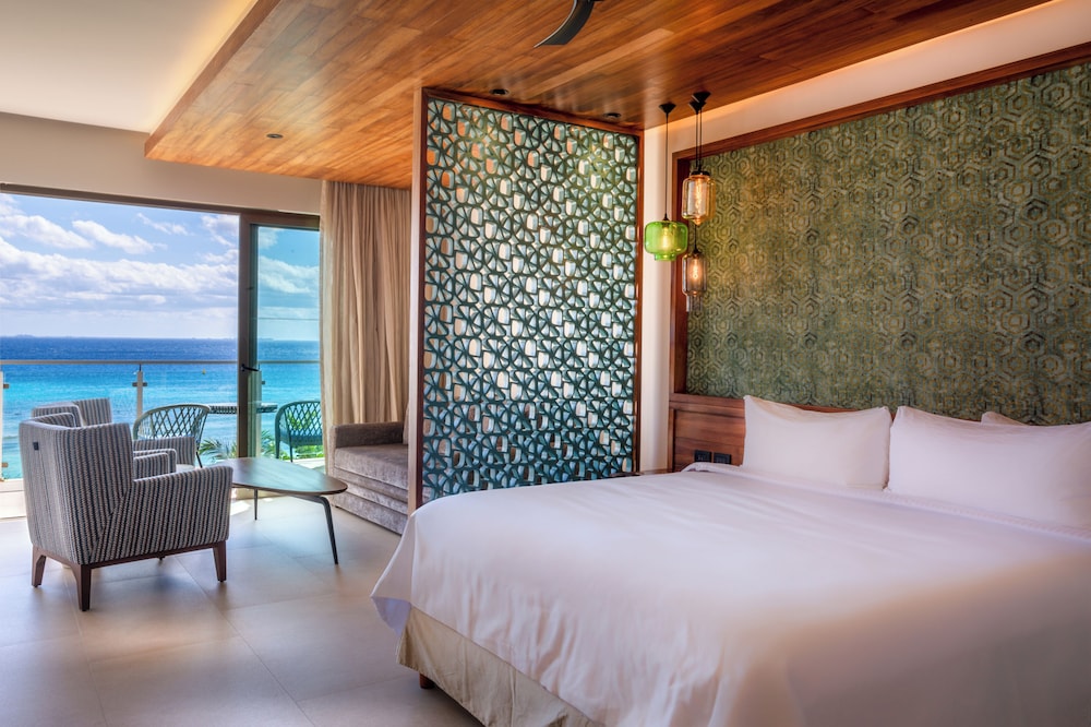 PLATINUM, JUNIOR SUITE, KING BED, OCEAN FRONT