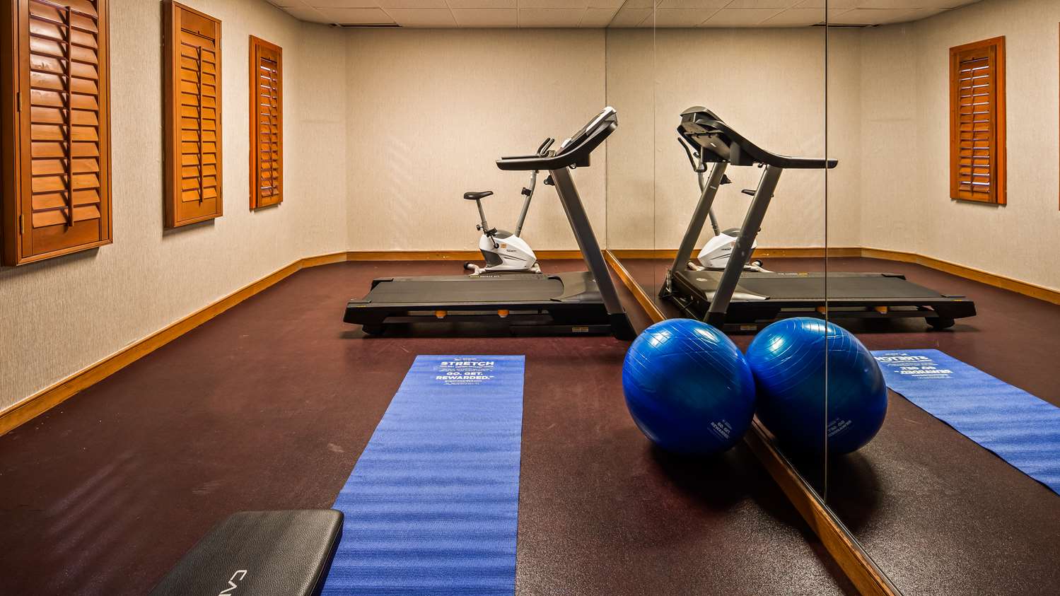 Orangewood Inn & Suites Kansas City Airport 24/37
