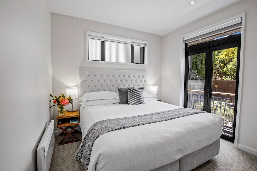 2 BEDROOMS, EXECUTIVE, PENTHOUSE, LAKE VIEW