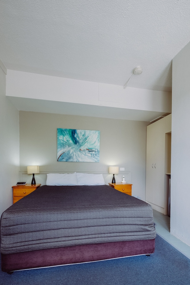 ARTESIAN SPA MOTEL 22/48