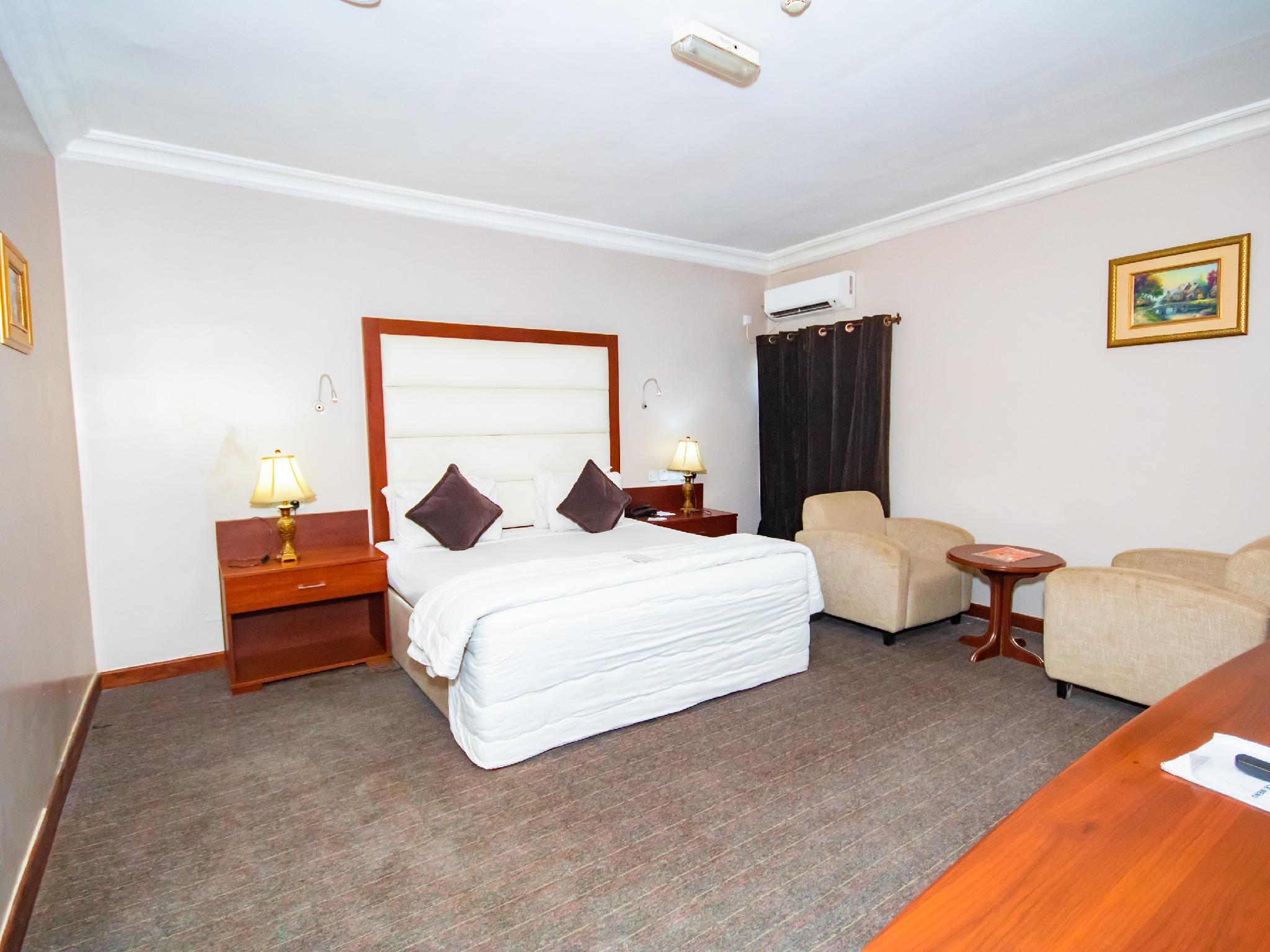 جناح تنفيذي، Denis Hotel 2/2