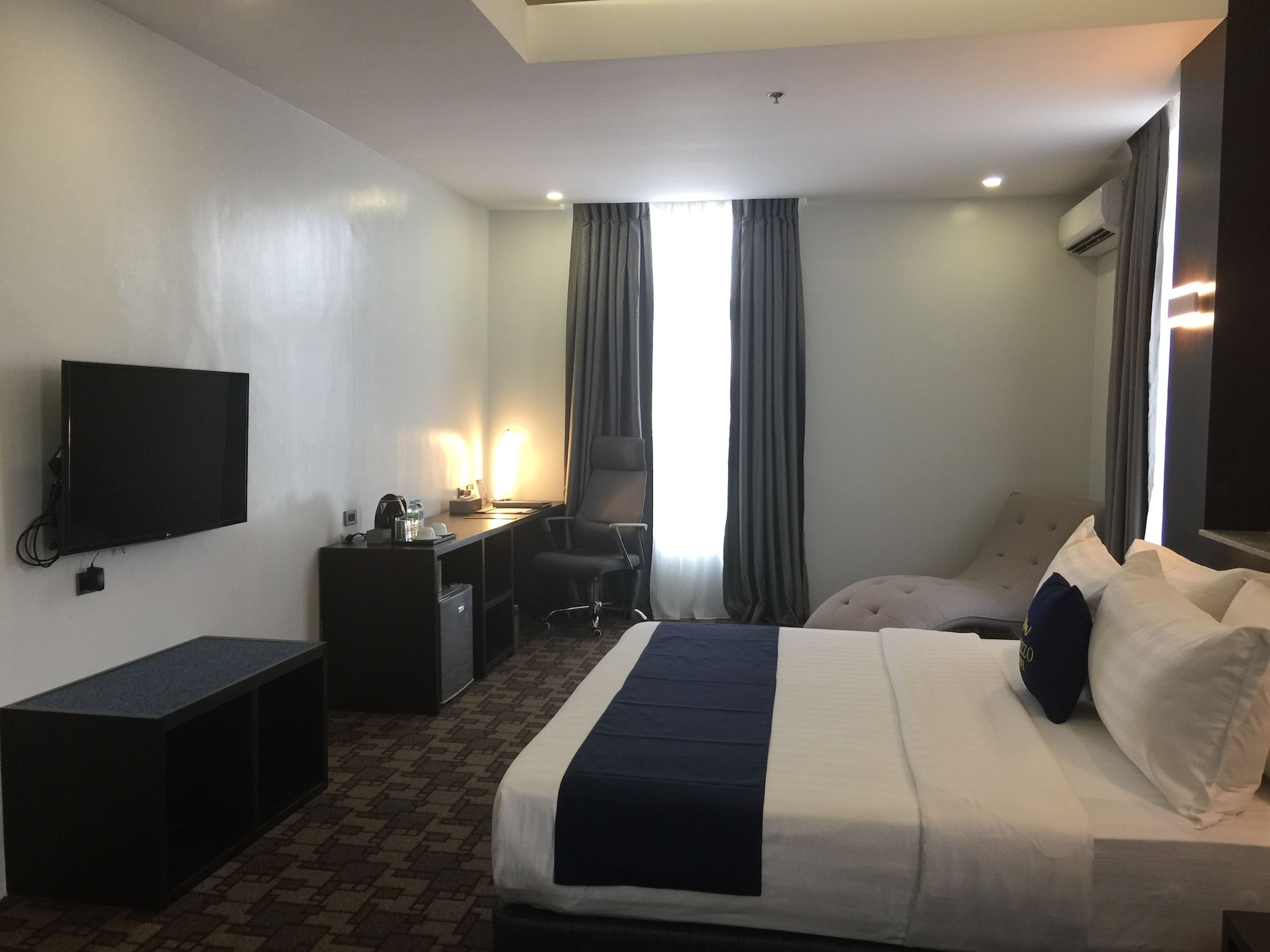 JUNIOR SUITE, QUEEN BED
