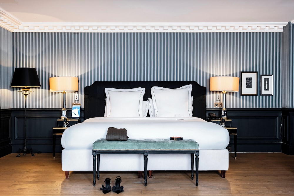 Suite, King Bed, Sofa