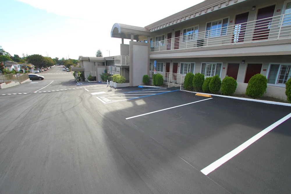 Budget Inn of Hayward 52/68