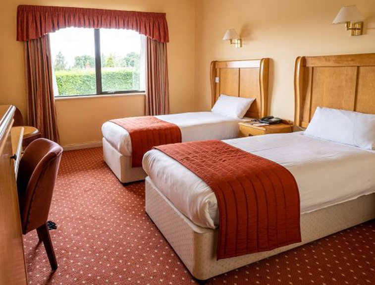 Lakeside International Hotel 3/10