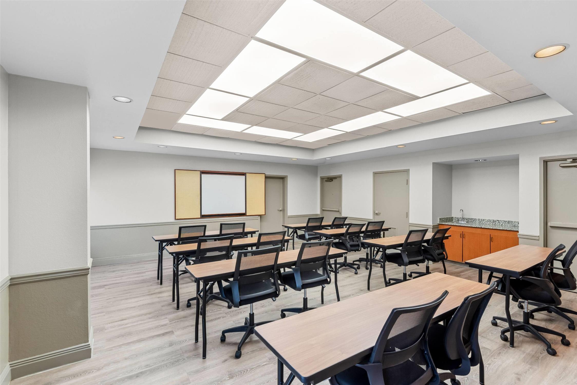 Days Inn & Suites By Wyndham Cedar Rapids 17/27
