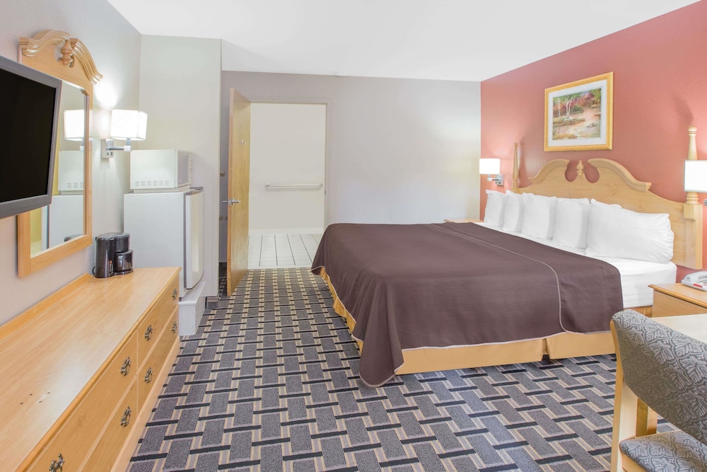 Days Inn and Suites By Wyndham Pine Bluff 11/27