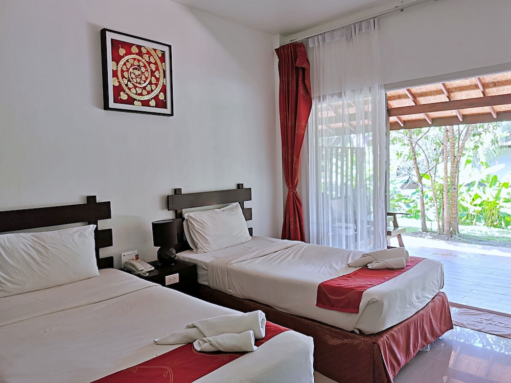 Nana Beach Hotel 32/80