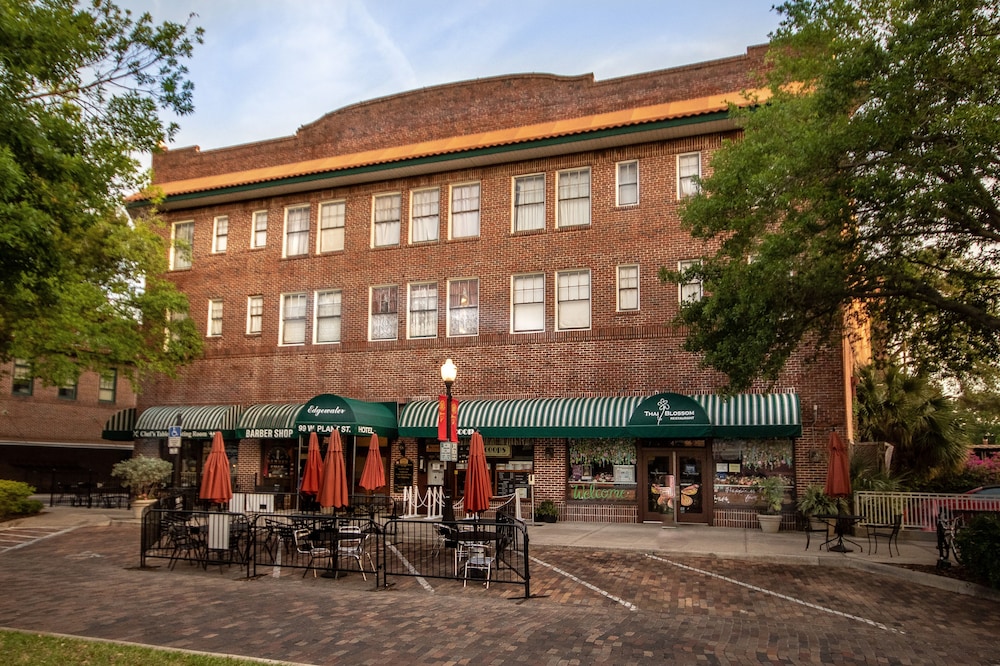 Edgewater Hotel 46/50