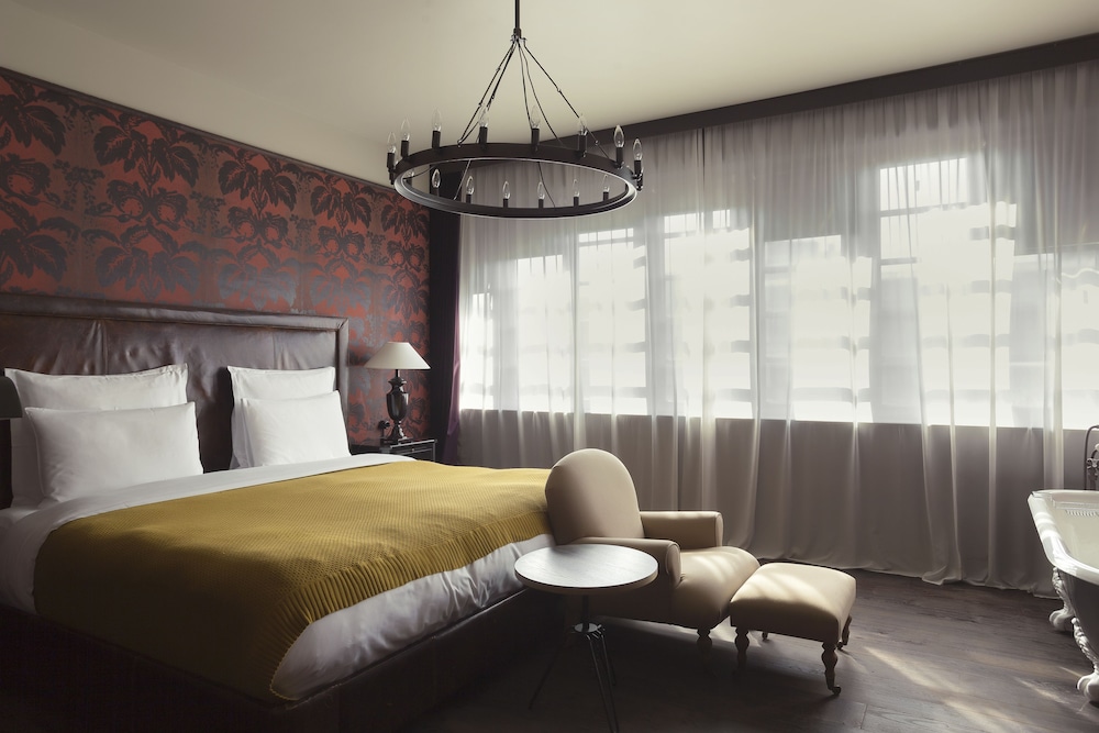 SIGNATURE, KING BED