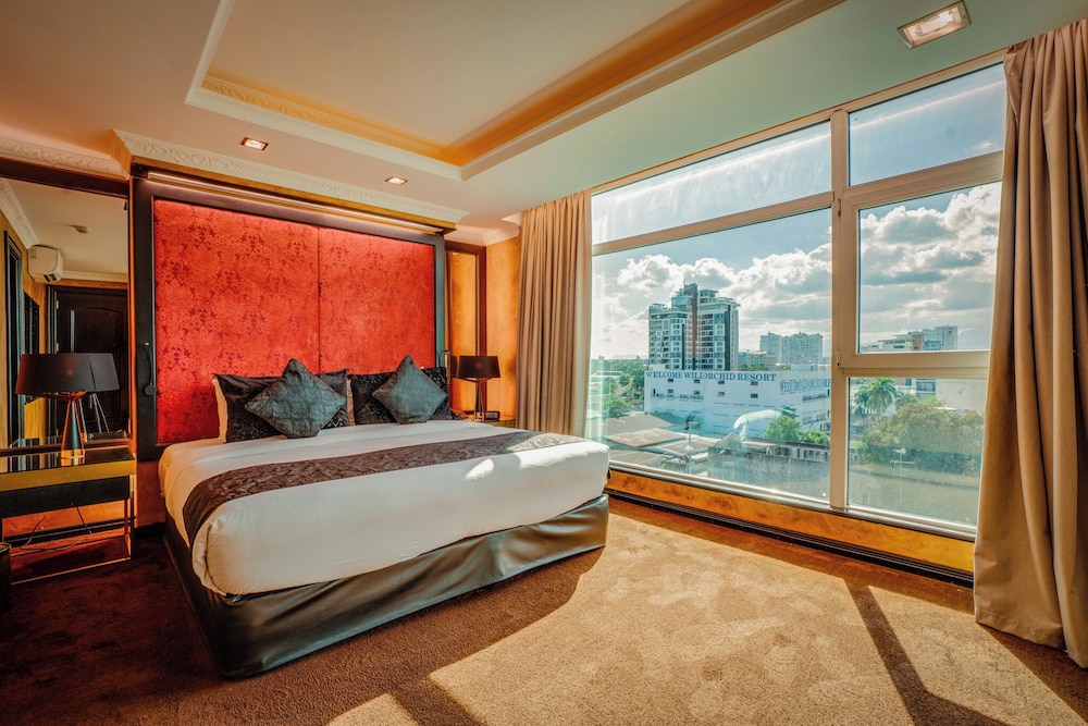 2 BEDROOMS, WEST, SUITE, BALCONY