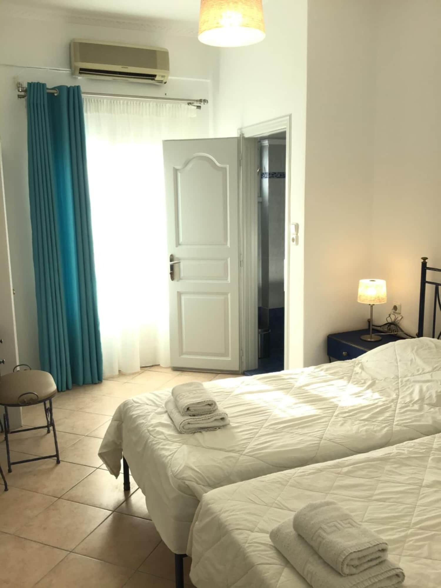 ROOM, DOUBLE BED