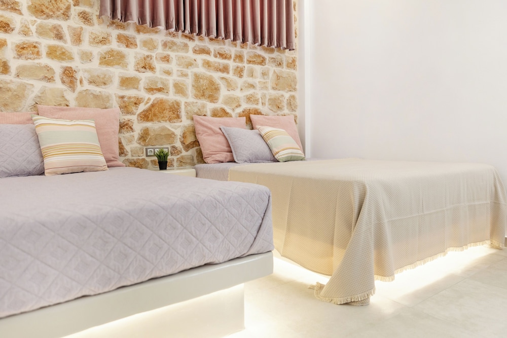 SUPERIOR, QUADRUPLE, 2 QUEEN BEDS