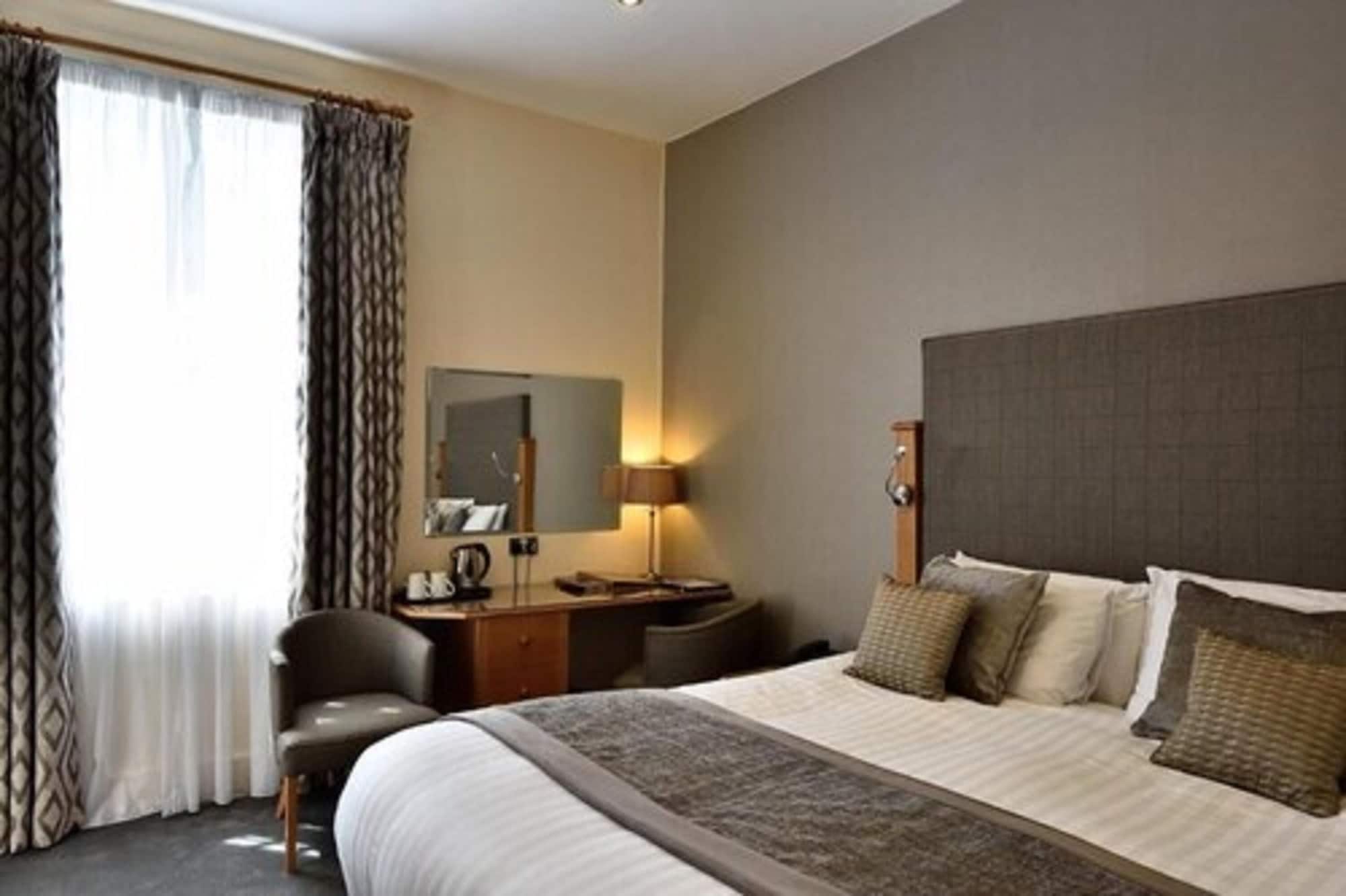 غرفة سوبيريور بسرير كوين، Queens Court Hotel 1/4
